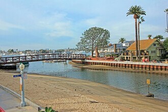 111 Edgewater Pl, Unit B in Newport Beach, CA - Building Photo - Building Photo