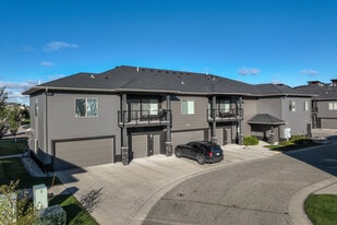 Shadow Crest - Luxury Townhomes in Fargo, ND - Building Photo