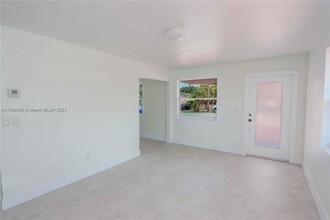 2943 SW 36th Ave in Miami, FL - Foto de edificio - Building Photo