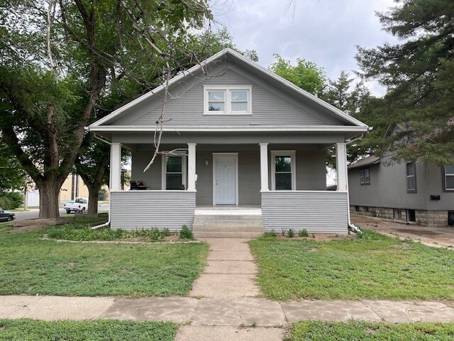 301 E 6th St, Unit Downstairs Apartment #2 in Hays, KS - Building Photo