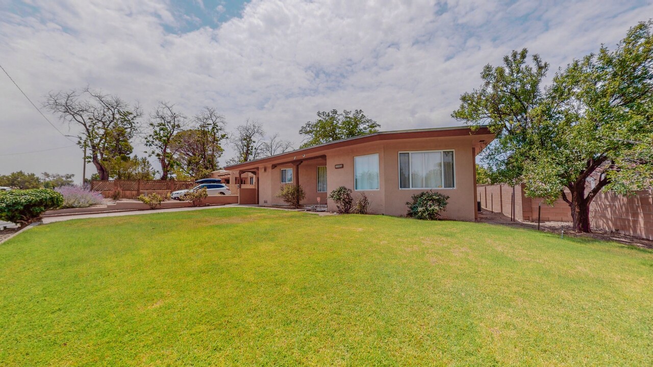 1405 Ridgecrest Dr SE in Albuquerque, NM - Foto de edificio