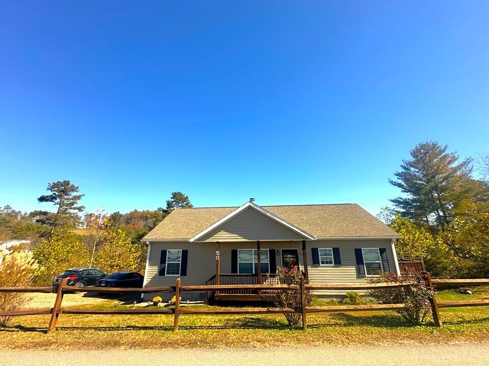 50 Indian Paintbrush Ln in Alexander, NC - Building Photo
