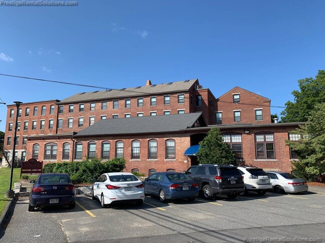 180 Bemis Rd, Unit 1 in Fitchburg, MA - Building Photo - Building Photo