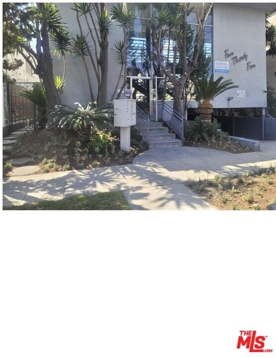 435 S Palm Dr in Beverly Hills, CA - Building Photo
