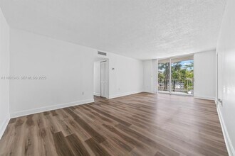 498 NW 165th St in Miami, FL - Foto de edificio - Building Photo