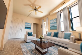 Village Park Apartments in Detroit, MI - Foto de edificio - Building Photo