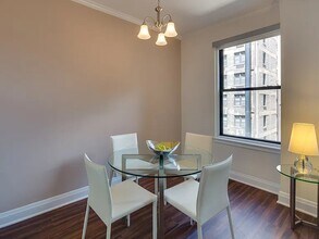 208 E Chestnut St in Chicago, IL - Building Photo - Building Photo