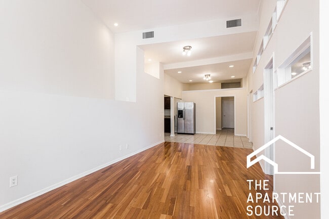 2120 W Grand Ave in Chicago, IL - Building Photo - Building Photo