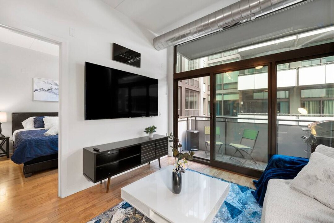 660 W Wayman St in Chicago, IL - Building Photo