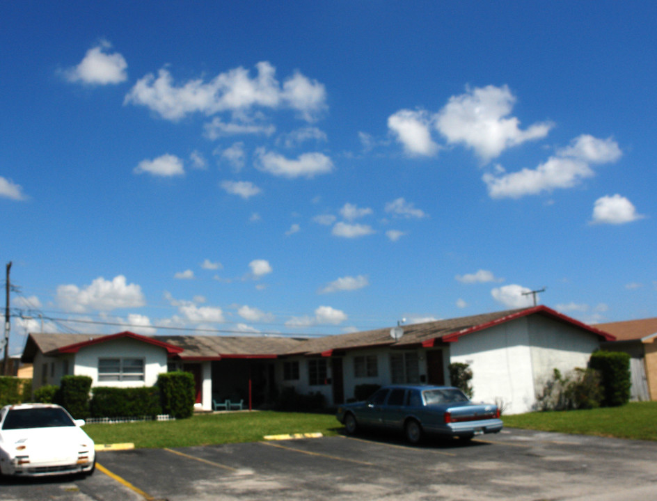 7607 Venetian St in Miramar, FL - Building Photo