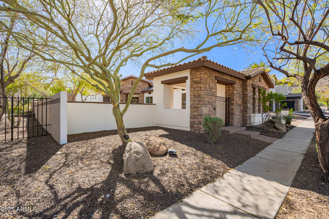 9001 S 18th Way in Phoenix, AZ - Building Photo