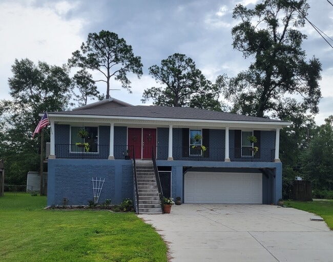 property at 2942 Palm Cir