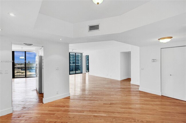 20281 E Country Club Dr in Aventura, FL - Building Photo - Building Photo