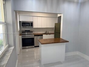 2233 NE 173rd St in North Miami Beach, FL - Building Photo - Building Photo