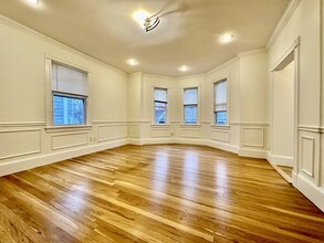 8 White Ave, Unit 2 in Chestnut Hill, MA - Foto de edificio - Building Photo