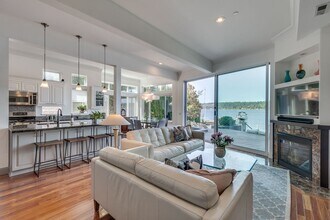 1429 E Lake Sammamish Shore Ln SE in Sammamish, WA - Building Photo - Building Photo