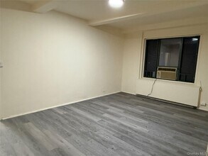 2240 E Tremont Ave in Bronx, NY - Building Photo - Building Photo