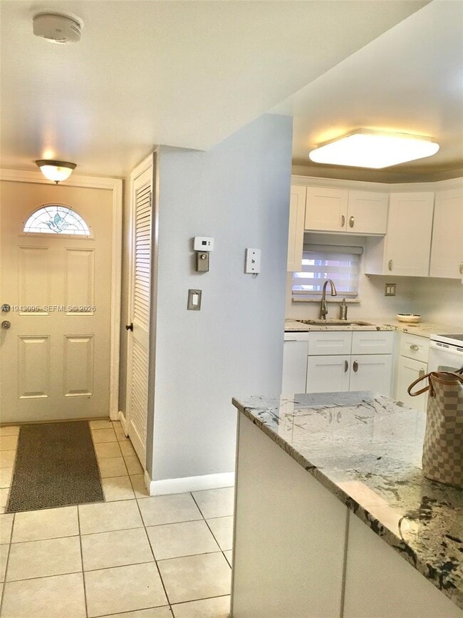 9410 N Hollybrook Lake Dr in Pembroke Pines, FL - Building Photo - Building Photo