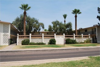 Silver Oaks Apartments in Phoenix, AZ - Building Photo - Building Photo