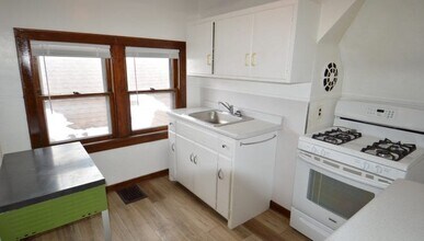 16 N Broom St, Unit 3 in Madison, WI - Building Photo - Building Photo