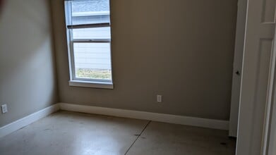 8070 E 34th Ct S in Wichita, KS - Foto de edificio - Building Photo