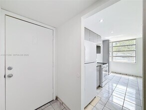 16400 NE 17th Ave in North Miami Beach, FL - Foto de edificio - Building Photo