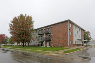 Wilkeshire Apartments in Watertown, SD - Building Photo - Building Photo