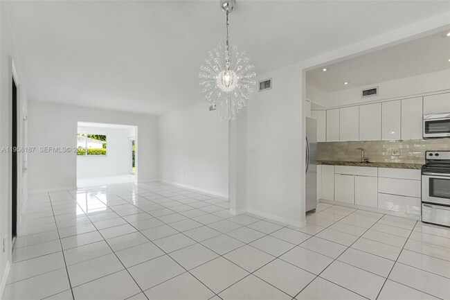 6050 SW 44th Terrace in Miami, FL - Building Photo - Building Photo