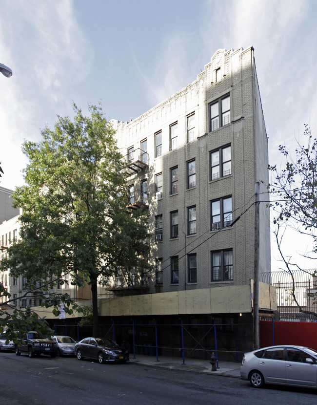 2081-2085 Morris Ave in Bronx, NY - Foto de edificio - Building Photo