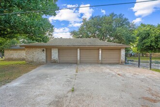 19435 Haude Rd in Spring, TX - Foto de edificio - Building Photo