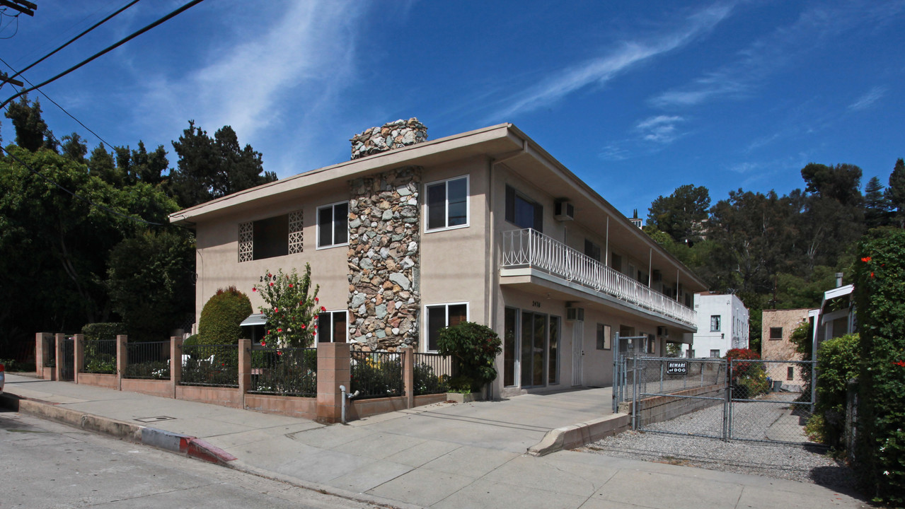 2476 N Beachwood Dr in Los Angeles, CA - Foto de edificio