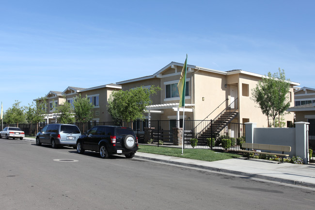 Sierra Village in Woodlake, CA - Building Photo - Building Photo