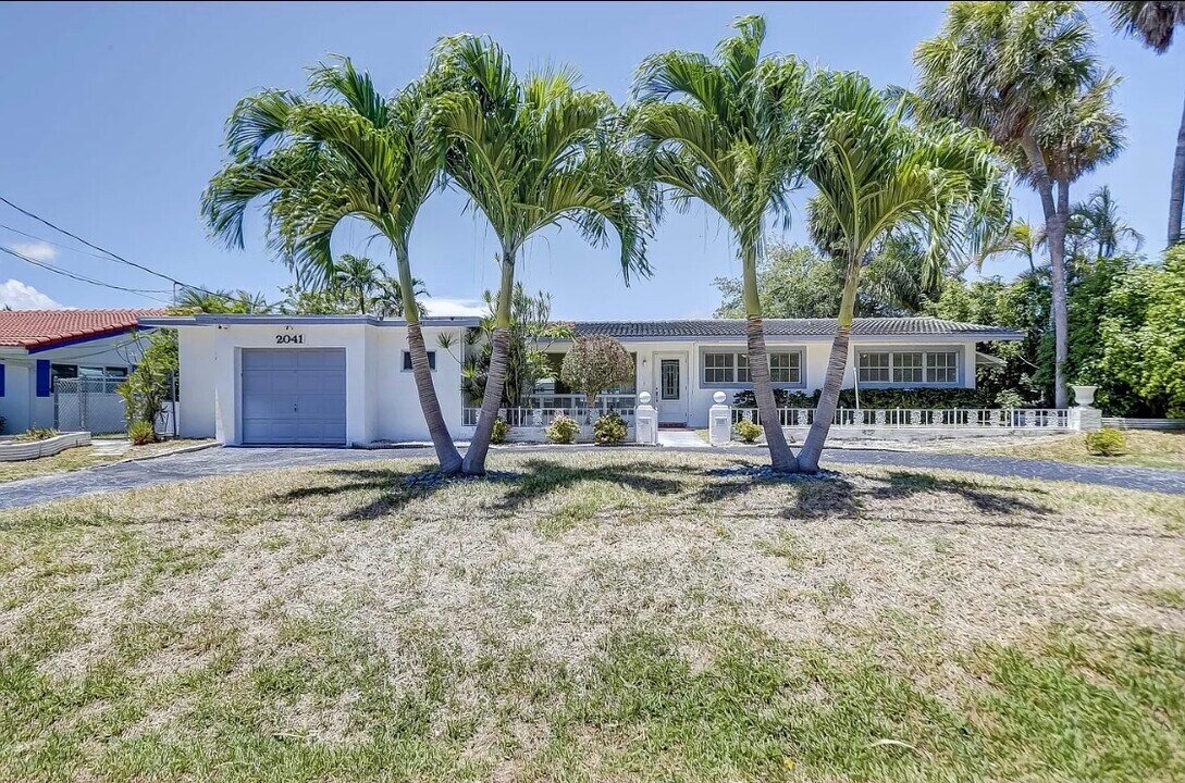 2041 Coral Reef Dr in Pompano Beach, FL - Foto de edificio