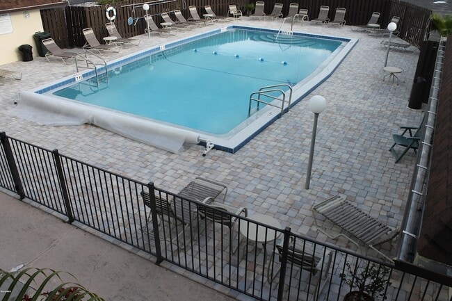 3680 Barna Ave, Unit 220 in Titusville, FL - Foto de edificio - Building Photo