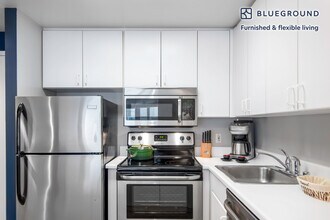 240 Lombard St in San Francisco, CA - Building Photo - Building Photo