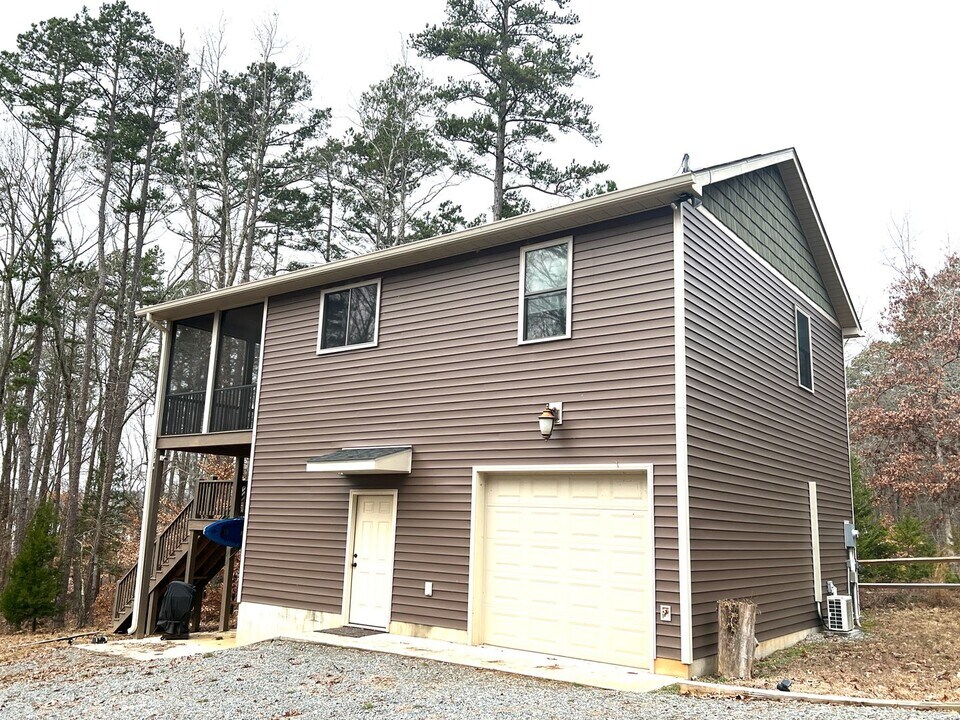 179 Sunset Blvd in Clarksville, VA - Foto de edificio