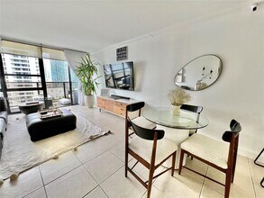 600 NE 36th St in Miami, FL - Building Photo - Building Photo