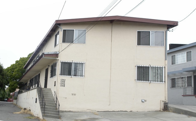 1742-1748 E 24th St in Oakland, CA - Foto de edificio - Building Photo
