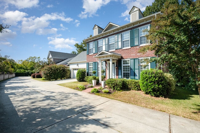 1025 N Sharon Amity Rd in Charlotte, NC - Building Photo - Building Photo