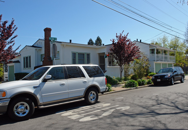 144 Victoria Rd in Burlingame, CA - Foto de edificio - Building Photo