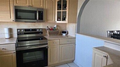 6800 W 16th Dr in Hialeah, FL - Building Photo - Building Photo