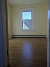 32 Douglas St, Unit Apt 3 in Worcester, MA - Foto de edificio - Building Photo
