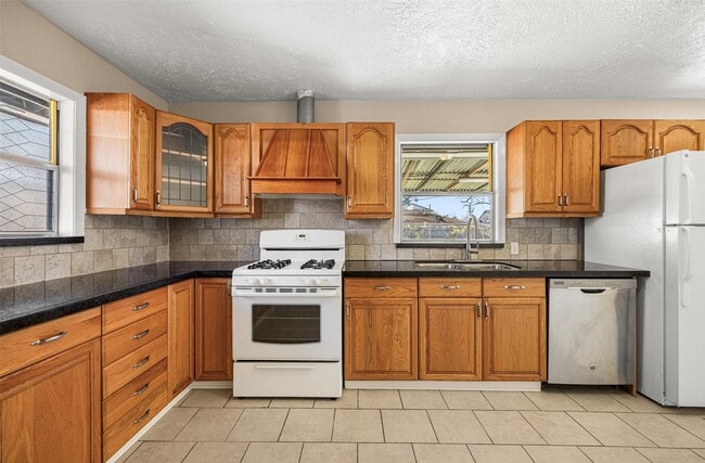 property at 2018 Woodvine Dr