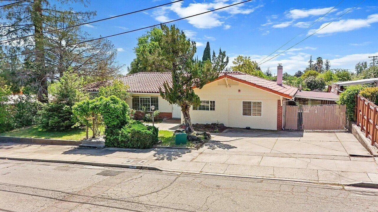 2303 Gold St in Redding, CA - Building Photo