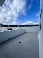 2385 NE 194th St, Unit D7 in Miami, FL - Foto de edificio - Building Photo