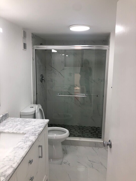 1200 NE Miami Gardens Dr, Unit 820 in Miami, FL - Foto de edificio