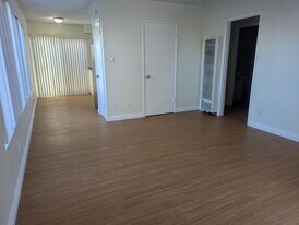 214 Melrose Dr, Unit 214 in Oxnard, CA - Building Photo