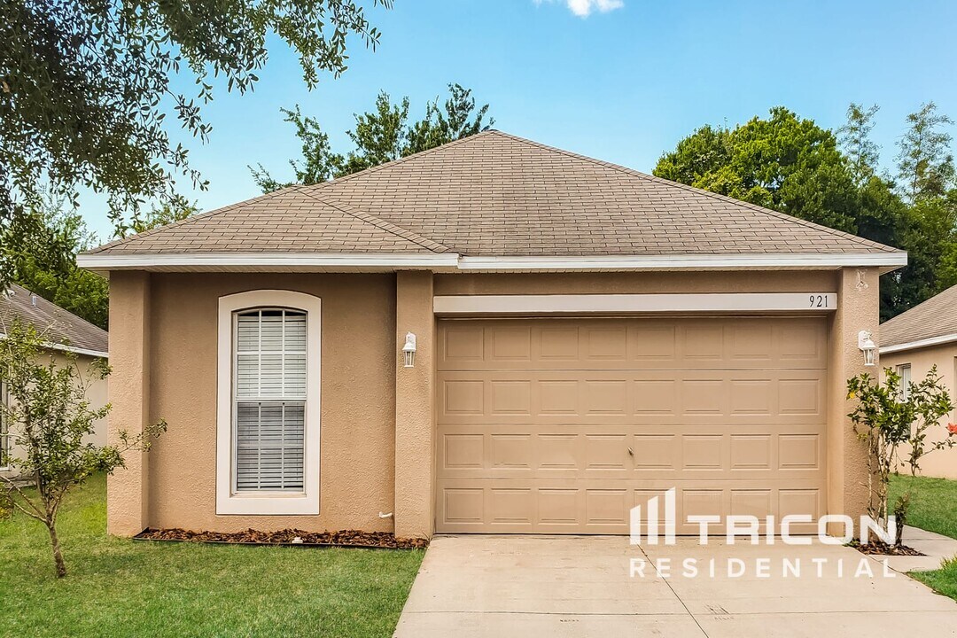 921 Brenton Leaf Dr in Ruskin, FL - Building Photo
