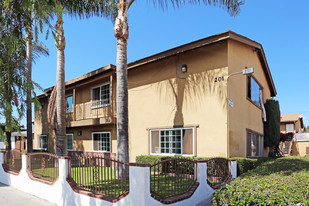 201 E Leatrice Ln in Anaheim, CA - Building Photo
