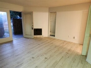 9813 Walnut St in Dallas, TX - Foto de edificio - Building Photo